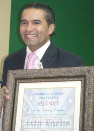 NESTOR ESTEVEZ GANA MICROFONO DE ORO