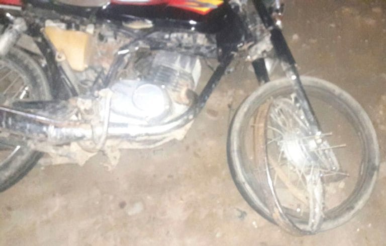 Dos personas muertas y un herido al chocar dos motocicletas esta noche en la comunidad de Villa García