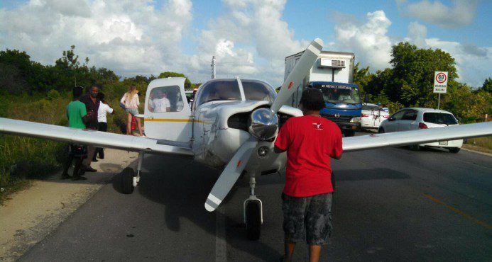 PUNTA CANA: Avioneta aterriza de emergencia en carretera Uvero Alto