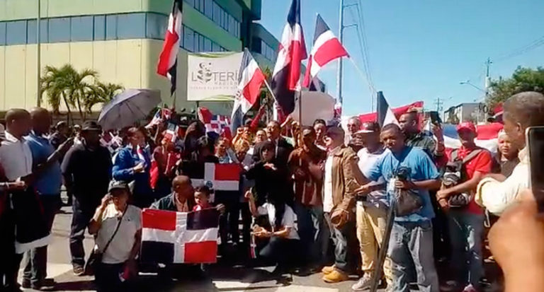 Protestan frente al Congreso contra Danilo y su política “pro haitiana” 2 Protestan frente al Congreso contra Danilo y su política “pro haitiana”