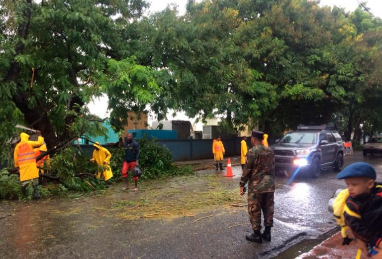 Brigadas de Obras Públicas despeja vías afectadas por las lluvias de onda tropical Beryl 1 Brigadas de Obras Públicas despeja vías afectadas por las lluvias de onda tropical Beryl