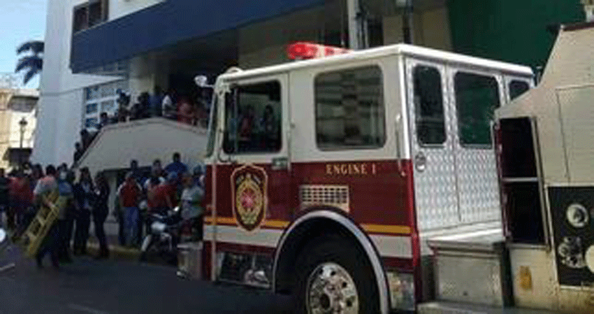 Fuego afecta sótano de Clínica Corominas de Santiago; evacúan a los pacientes 1 fuego afecta sotano clinica
