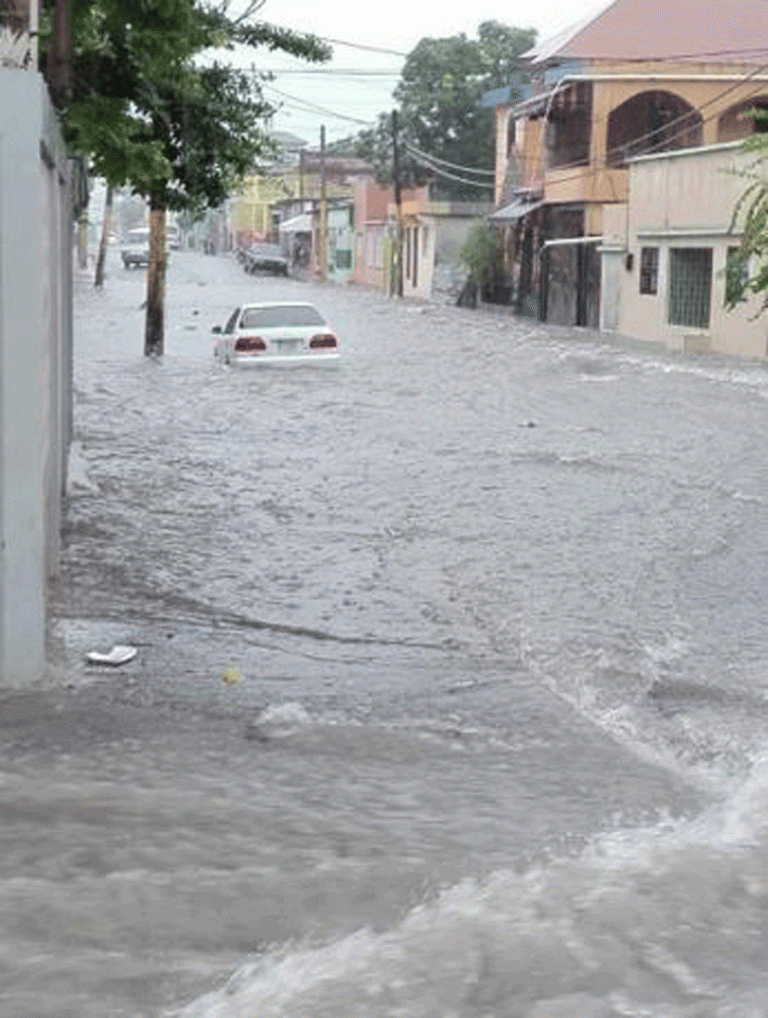Lluvias provocan inundaciones en algunas vías de La Romana