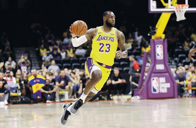 LeBron debuta con los Lakers, astro cautiva a los aficionados 2 LeBron debuta con los Lakers, astro cautiva a los aficionados