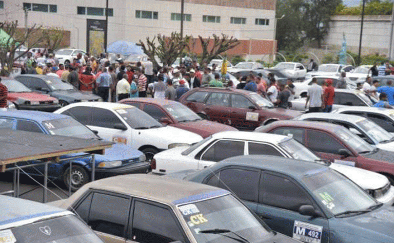 Cientos de pasajeros nuevamente varados por el paro de transporte