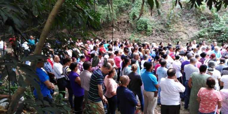Feligreses católicos realizan misa en medio del Río Yaguajay en Santiago Rodríguez 3 Feligreses católicos realizan misa en medio del Río Yaguajay en Santiago Rodríguez