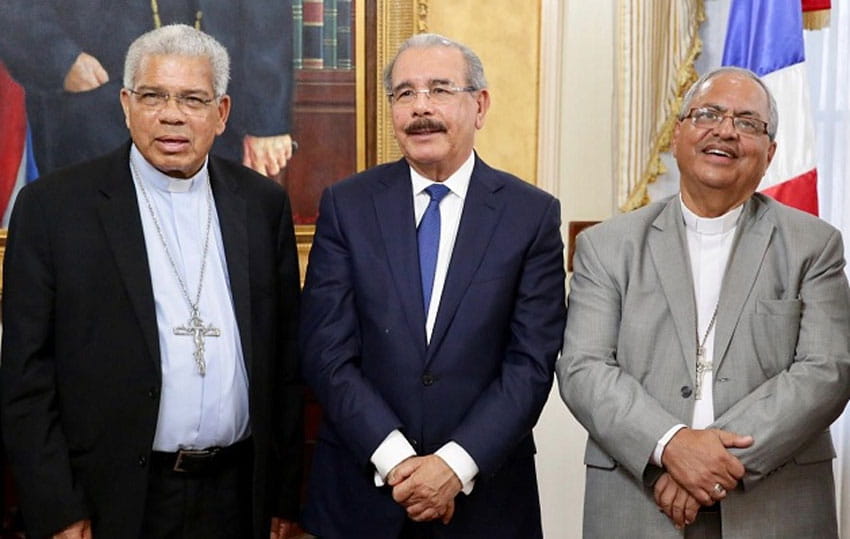 Presidente recibe en su despacho a dos jerarcas religiosos; hablan de “obras” 1 Monseñor Francisco Osoria Danilo Medina monseñor Benito Angeles min