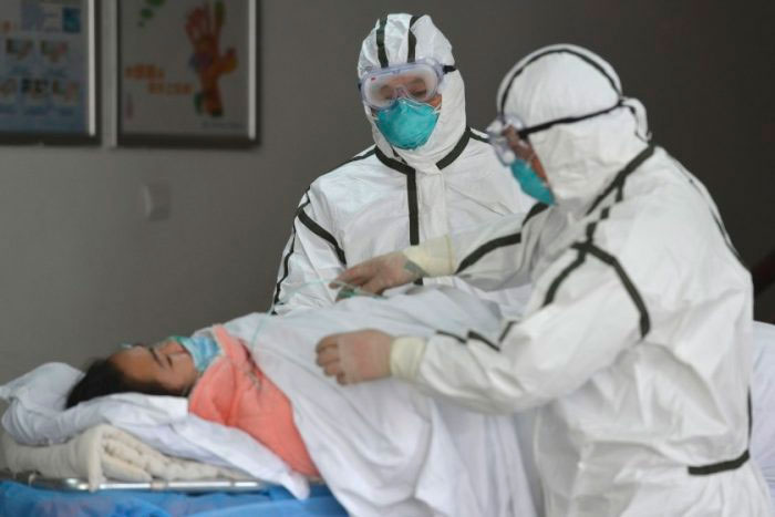 Pacientes COVID-19 afiliados al SDSS serán tratados en clínicas privadas 1 Medicos paciente cama FE