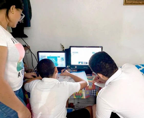 Ministro de Educación asegura todo está listo para el reinicio de clases 1 Estudiando computadoras FE