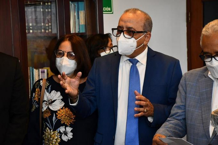 Ministro de Salud sobre compra de jeringuillas: Formaron una “tormenta en un vaso de agua” 2 Ministro de Salud sobre compra de jeringuillas: Formaron una “tormenta en un vaso de agua”