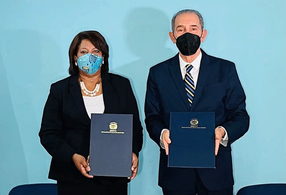 Mescyt y CDP firman acuerdo para facilitar becas a periodistas