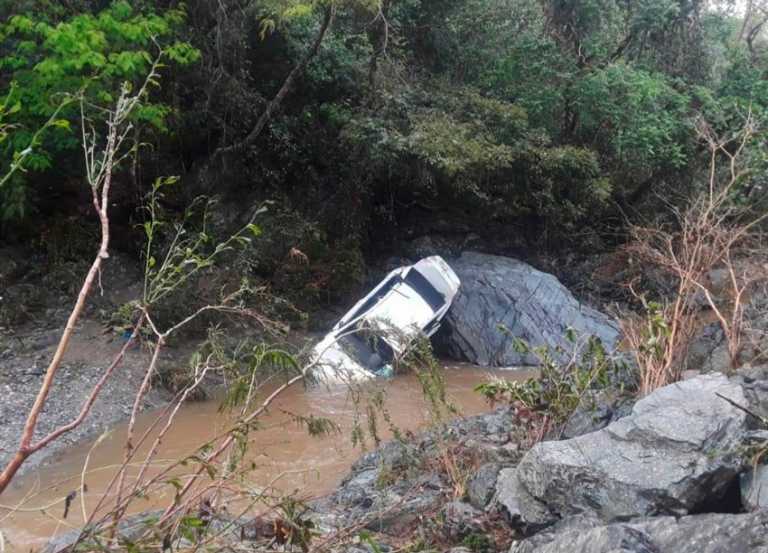 Defensa Civil ubica carro arrastrado por Río Cana 4 Defensa Civil ubica carro arrastrado por Río Cana