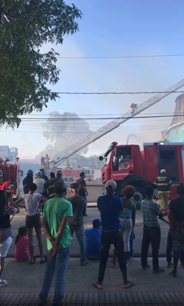 PN investiga origen de incendio que consumió Plaza Yihao en Mao; los daños son millonarios