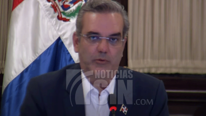 Presidente llama a la justicia ser más estrictos con responsables de alcohol adulterado