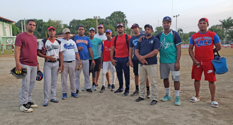 Realizan clínica para lanzadores de softbol (+vídeos) 1 Realizan clínica para lanzadores de softbol (+vídeos)