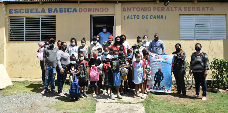 Fundación Joel Álvarez entrega útiles escolares en Alto de Cana (+vídeo) 3 Fundacion Joel Alvarez Alto de Cana 2