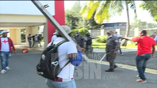 Hombres se enfrentan a palos en la Cruz Roja 1 cruz roja hombre FE