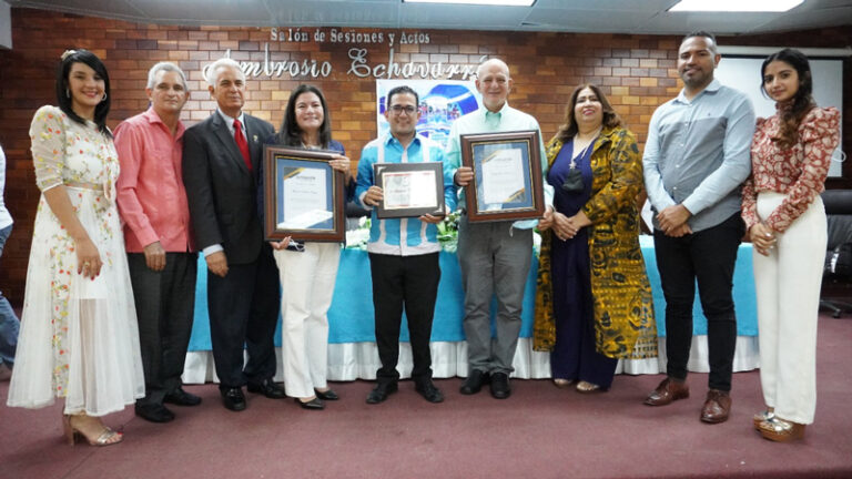 Reconocen catedráticos universitarios