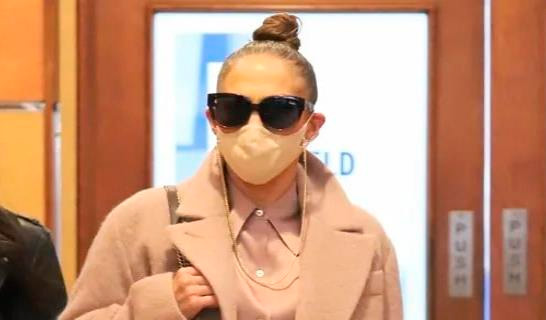 “Asesina de animales”, le gritan a JLo mientras estaba de compras en una tienda