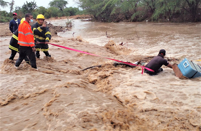Montecristi inundado. Presidente Luis Abinader va en auxilio (+vídeo) 4 Montecristi inundado. Presidente Luis Abinader va en auxilio (+vídeo)