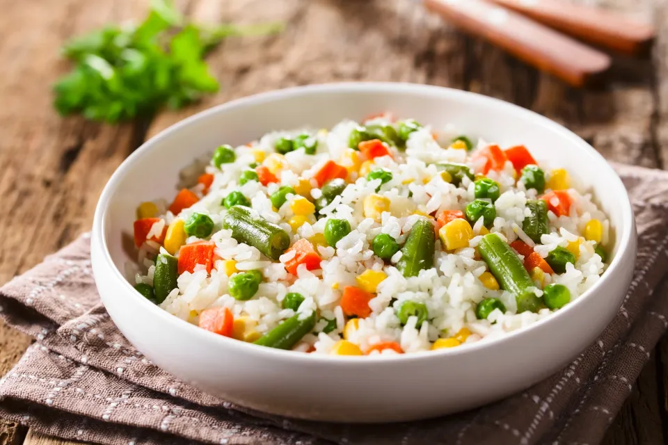Por qué comer las sobras de arroz puede ser peligroso 1 arroz y verduras