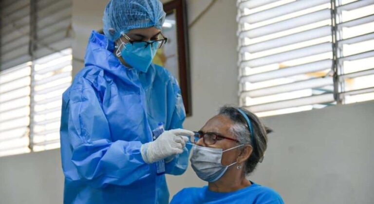 Notifican 982 nuevos casos de covid, mientras aumenta la hospitalización