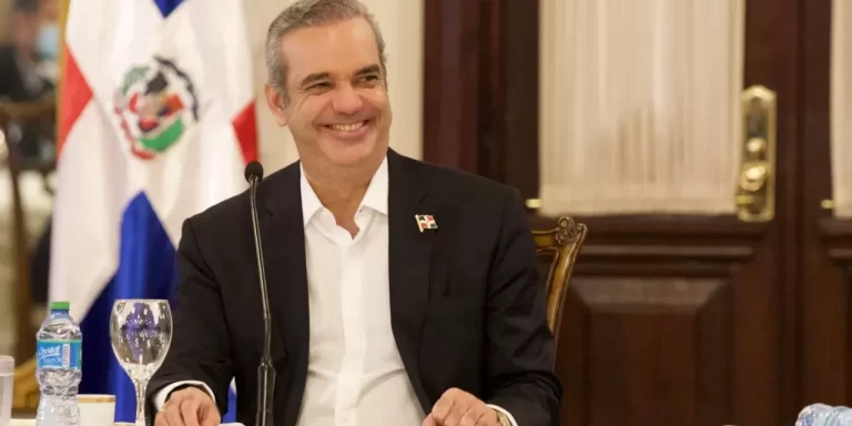 Bloomberg: Abinader es el presidente más rico de América Latina