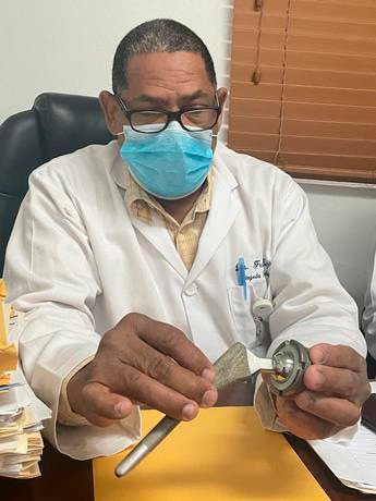 Ortopedas denuncian ARS aprueban prótesis de menor calidad de las que ellos recetan