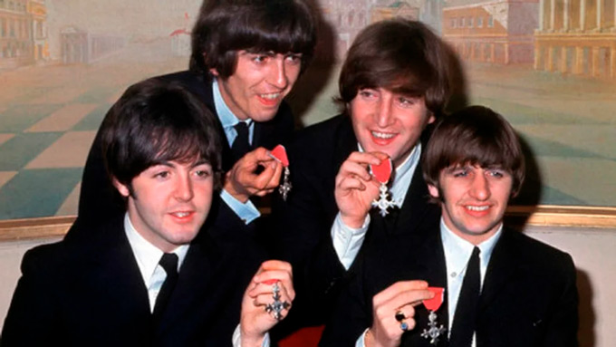 El día en que Los Beatles fueron distinguidos por la Reina: cigarrillos de marihuana y la protesta de Lennon