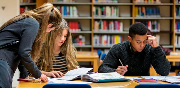 La regla 10-10-2: el método más eficaz para memorizar datos 1 Estudiantes mesa libros FE