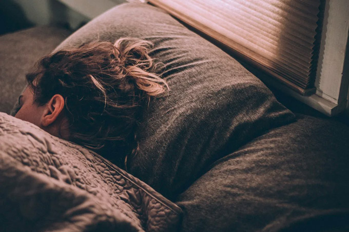 Cuáles son los riesgos de dormir con el celular al lado