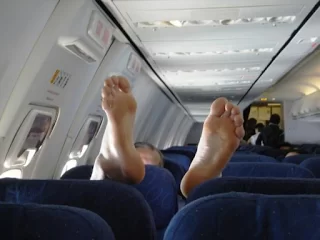 Nueve cosas que no debes hacer mientras estás dentro de un avión