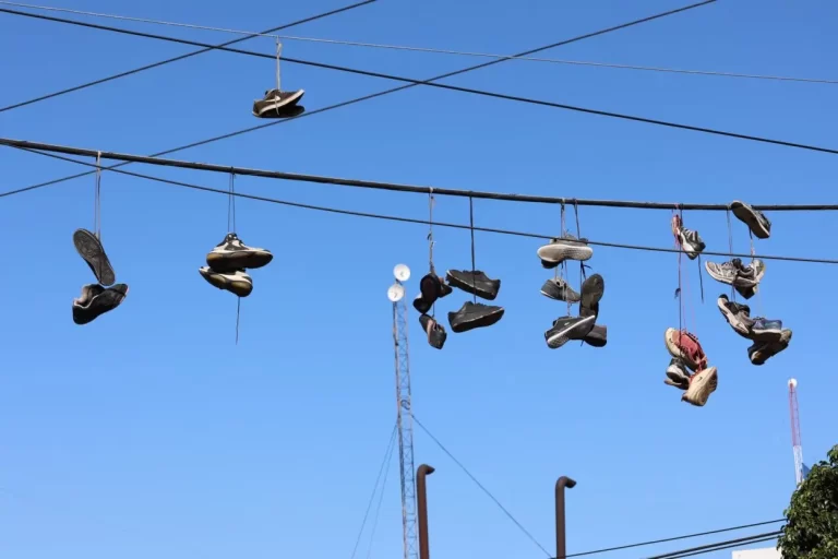 Zapatos colgados en cables ¿Sabes su significado? 1 Zapatos colgados en cables ¿Sabes su significado?