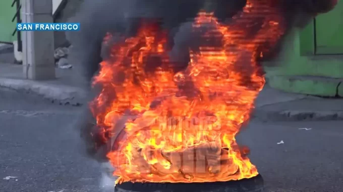 (Vídeo) Se producen enfrentamientos entre policías y manifestantes de paro en SFM 1 fuego e1682364913122
