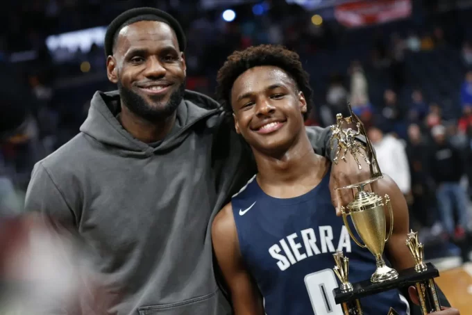 Hijo de LeBron James estable tras sufrir paro cardíaco cuando se entrenaba 1 lebron e1690318111995