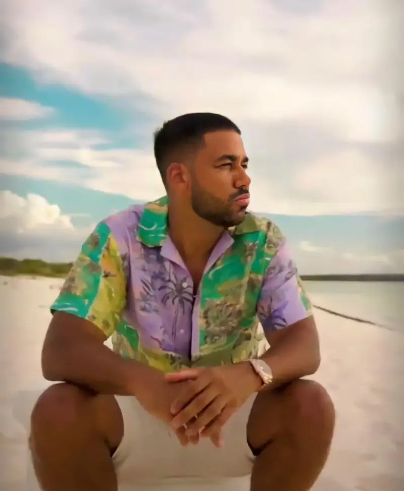 Romeo Santos sorprende fanática lleva tatuada su cara, su nombre y la palabra "romeísta", ella se arrodilla ante él 1 Romeo Santos sorprende FE
