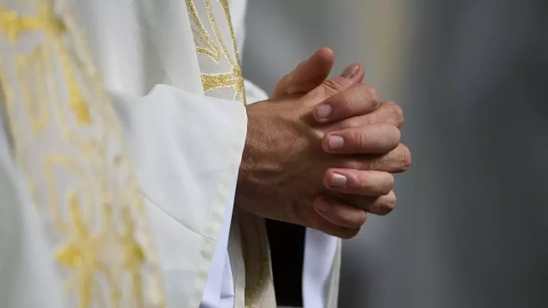 Sacerdote que organizó orgía con prostituto se queja de ataques a la Iglesia