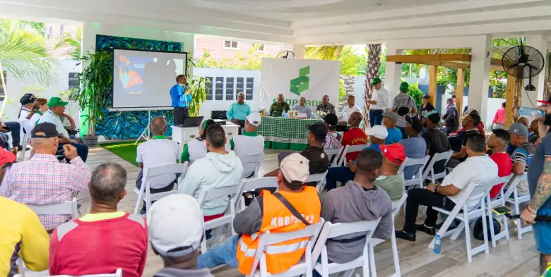 Coopsano impulsa la educación vial en Laguna Salada y entrega chalecos distintivos a motoconchos 1 Coopsano Laguna Salada entrega chaleco 1
