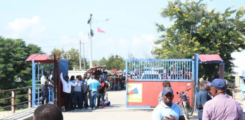 Haití abre sus puertas y haitianos cruzan a Dajabón a buscar mercancías varadas tras cierre 1 Haiti puertas FE