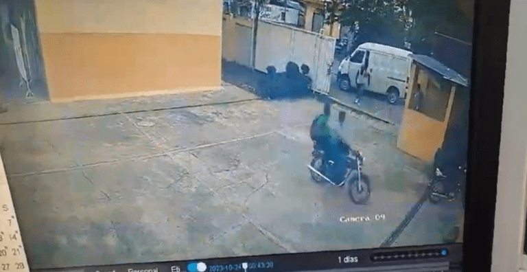 (Vídeo) Hombre penetra a liceo Juan Bosch de Villa Riva para intentar agredir profesor 1 (Vídeo) Hombre penetra a liceo Juan Bosch de Villa Riva para intentar agredir profesor