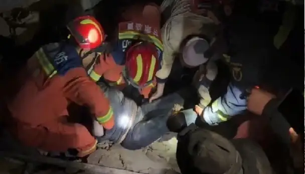 Video – CHINA: Al menos 118 muertos y cerca 200 heridos por sismo 6,2