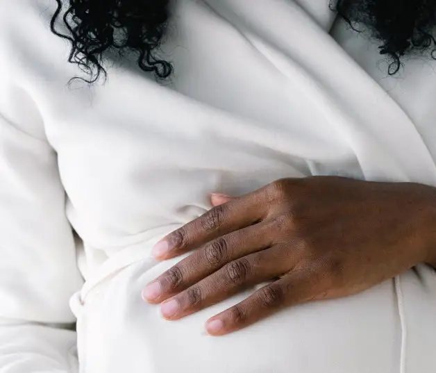 ¿Qué provoca que las mujeres sientan nauseas durante el embarazo? 1 Embarazo manos abdomen FE