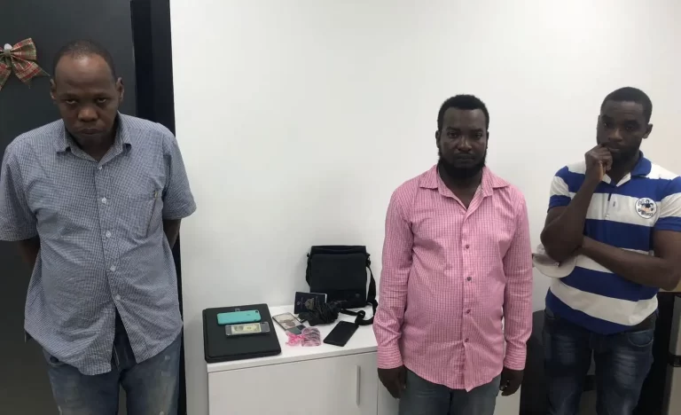Migración apresa tres haitianos de red que falsifica carnets migratorios