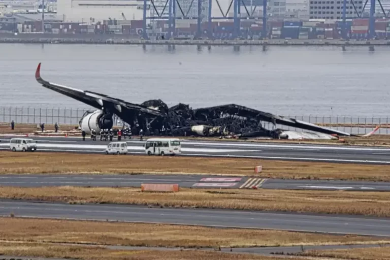 Cancelan 400 vuelos tras el accidente en el aeropuerto de Tokio