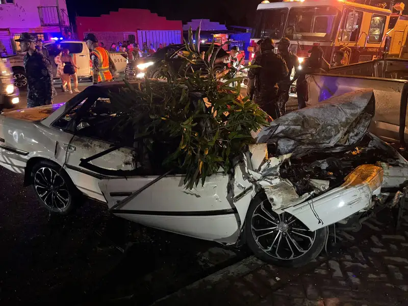 Mueren dos personas calcinadas en un accidente frente a una estación de bomberos en Santiago 1 Carro chamuscado FE