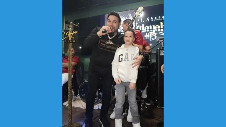 Video – Niño santiagorrodriguense destaca por sus habilidades musicales en escenario