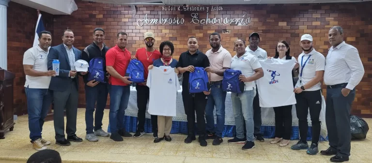 Entrega de kits a profesores de Educación Física en Santiago Rodríguez
