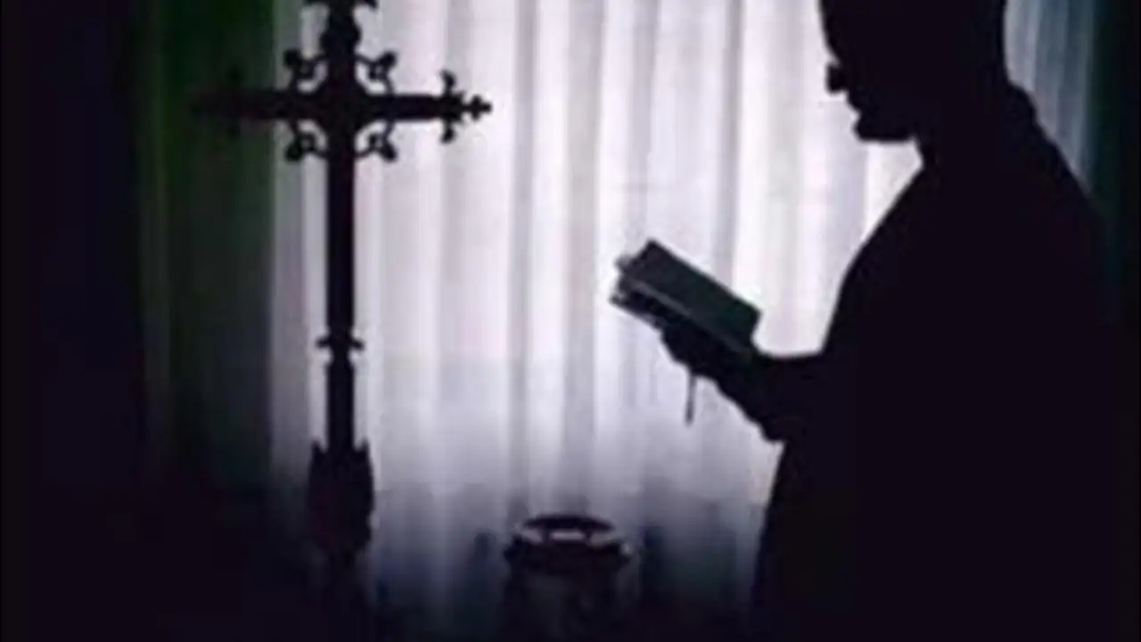 Religioso rezando FE