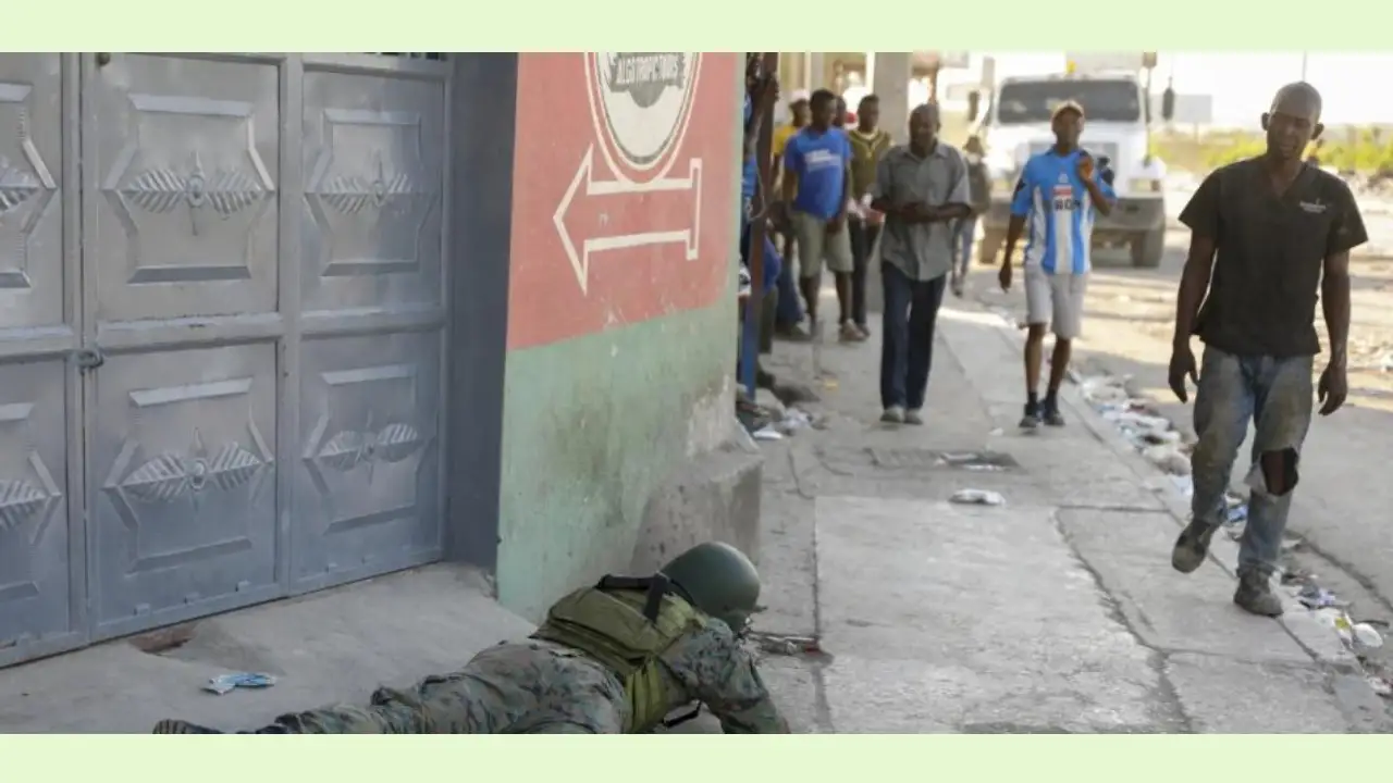 Puerto Príncipe vive el último día en estado de emergencia entre tiroteos y saqueos 1 Militar acostado Haiti FE