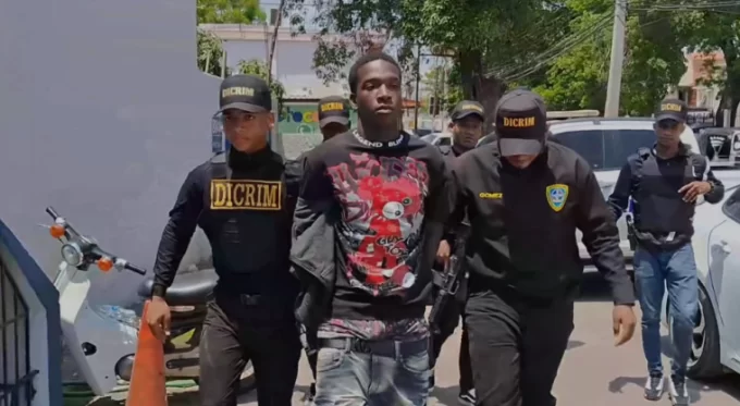 (Vídeo) Policía apresa a «El Menor» en Las Matas de Farfán acusado de matar joven en Cana Chapetón, Montecristi